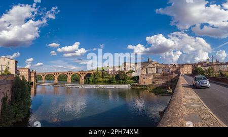 Vue panoramique depuis le pont vieux sur le tarn et la cité Banque D'Images