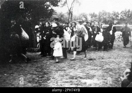 Une colonne de Juifs faisant la marche du village de JĘDRZEJÓW au camp d'extermination de Treblinka sur 16 septembre 1942 Banque D'Images