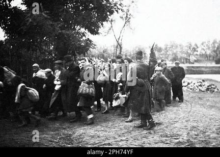 Une colonne de Juifs faisant la marche du village de JĘDRZEJÓW au camp d'extermination de Treblinka sur 16 septembre 1942 Banque D'Images