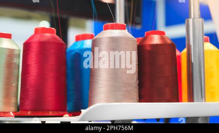 Bobines de fils textiles fils multicolores à la machine industrielle de tissage, production de tissus textiles concept industriel Banque D'Images