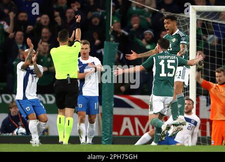 L'arbitre Ivan Kruzliak s'est fixé un but pour l'Irlande du Nord en raison du handball lors du match de qualification de l'UEFA Euro 2024 Groupe H au stade Windsor Park, à Belfast. Date de la photo: Dimanche 26 mars 2023. Banque D'Images