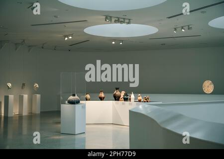 Winnipeg, MB, Canada - mai 2022 : un regard sur le plancher de l'exposition à WAG-Quaumajuq. Photo de haute qualité Banque D'Images