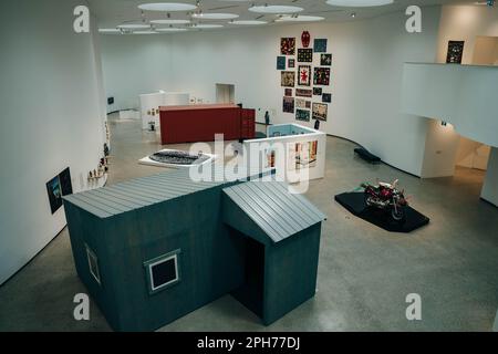 Winnipeg, MB, Canada - mai 2022 : un regard sur le plancher de l'exposition à WAG-Quaumajuq. Photo de haute qualité Banque D'Images