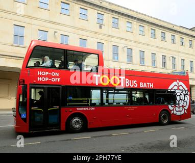 Bus à toit ouvert, bus touristique à arrêts multiples, ville de Bath. Pris en mars 2023 Banque D'Images