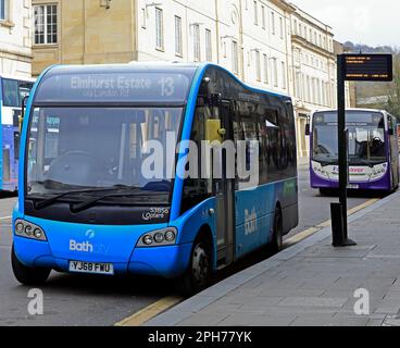 Bus bleu à un arrêt de bus, station de bus de Bath. Non 13. Domaine Elmhurst. Banque D'Images
