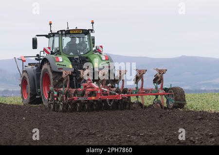 Un tracteur Fendt labourant dans du fumier vert (Vetch) avec une charrue réversible Kverneland et un doubleur au printemps Banque D'Images