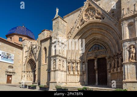 Morella, Espagne - 09 août 2022 : la basilique Santa Maria la Major est une étonnante église romane dans l'est de l'Espagne, avec une riche histoire, l'architecture Banque D'Images