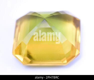 Tourmaline jaune de pierre précieuse naturelle sur fond blanc Banque D'Images