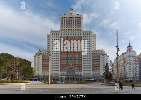 MADRID, ESPAGNE - 27 mars 2023: Hotel Riu Plaza Espagne, Plaza de Espagne, sur Gran V une avenue de Madrid célèbre pour sa terrasse à 360 degrés et son walkwa de verre Banque D'Images