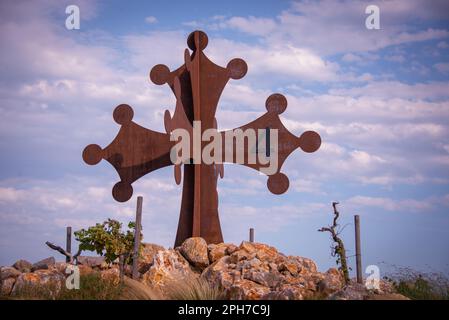 Une croix occitane au rond-point près de la ville de Narbonne. Ce symbole de la région occitanie d'aujourd'hui dans le sud de la France, était autrefois un signe de catharisme. Banque D'Images