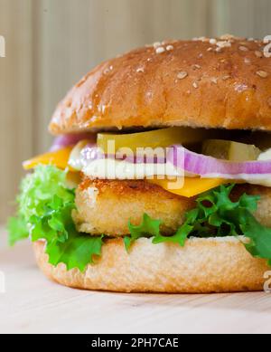 Cheeseburger avec nuggets de poulet Banque D'Images