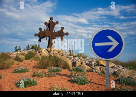 Une croix occitane au rond-point près de la ville de Narbonne. Ce symbole de la région occitanie d'aujourd'hui dans le sud de la France, était autrefois un signe de catharisme. Banque D'Images