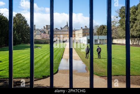 Le 25 mars 2023, à partir de Parks Road, Oxford, Oxfordshire, Royaume-Uni, vous admirerez les portes en fer du quadrilatère de l'université d'Oxford Wadham College Banque D'Images