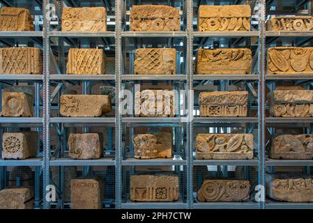 L'impressionnant mur Lapidaire à Narbo via, le nouveau musée d'histoire romaine de Narbonne présente des pierres de relief élaborées provenant de tombes romaines. Banque D'Images