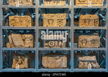 L'impressionnant mur Lapidaire à Narbo via, le nouveau musée d'histoire romaine de Narbonne présente des pierres de relief élaborées provenant de tombes romaines. Banque D'Images