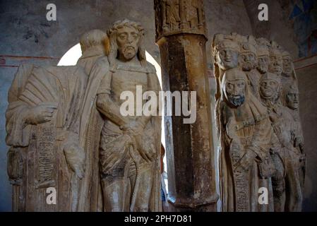 Figures d'un groupe médiéval de crucifixion sculpté dans la pierre exposée au musée du château de Carcassonne. Banque D'Images