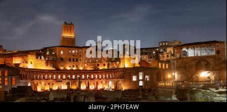 Rome Italie 13 mars 2023 :Fori Imperiali site archéologique illuminé de la Rome antique Banque D'Images