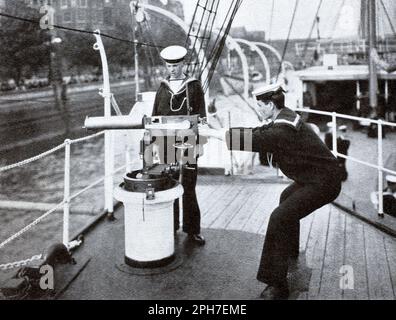 Marins de la Marine royale avec une mitrailleuse maxim montée sur pont sur le navire d'entraînement HMS Buzzard vers 1904-1911. Banque D'Images