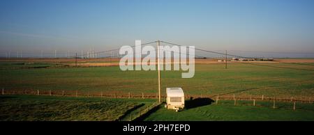 Champ par Lydd Road, près de Camber Sands, à la frontière Sussex/Kent. En arrière-plan, il y a la petite ferme éolienne de Cheyne court et les lignes électriques de Dungeness Nucl Banque D'Images