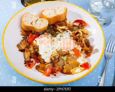 Oeufs au plat avec du bacon et tomates Banque D'Images