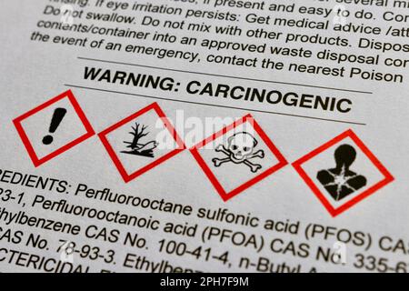 Avertissement sur une fiche de données de sécurité indiquant que le produit contient des substances cancérigènes. Les pictogrammes standard de danger chimique sont illustrés Banque D'Images