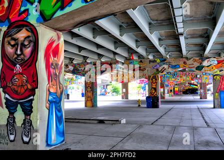 Toronto, Ontario / Canada - 18 septembre 2017 : passage souterrain avec graffiti sur les murs du centre-ville de Toronto. Banque D'Images