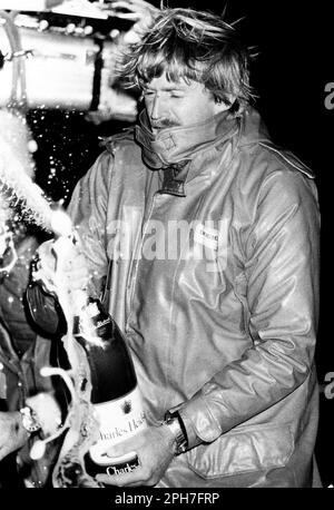 AJAXNETPHOTO. 30TH MARS 1982. GOSPORT, ANGLETERRE - ARRIVÉE DU YACHT KIWI - LE SKIPPER PETER BLAKE SUR CERAMCO NOUVELLE-ZÉLANDE COMME LE YACHT ARRIVE À LA FIN DE LA QUATRIÈME ÉTAPE DE LA COURSE DE WHITBREAD. PHOTO:JONATHAN EASTLAND/AJAX REF;MX340 220605 78 Banque D'Images