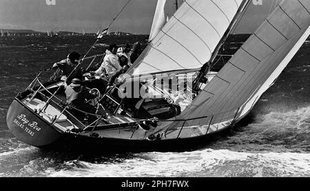 AJAXNETPHOTO. AOÛT 1971. COWES, ANGLETERRE. - COURSE FASTNET - COUPE ADMIRAL'S 1971 - LE YACHT DE L'ÉQUIPE AMÉRICAINE BAY BEA AU DÉBUT DE LA COURSE FASTNET DE 605 MILES. PHOTO:JONATHAN EASTLAND/AJAX REF:MX340 222904 8 Banque D'Images