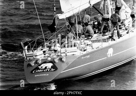 AJAXNETPHOTO. 1985. SOLENT, ANGLETERRE. - WHITBREAD AUTOUR DE LA COURSE MONDIALE - DÉBUT - ENTRÉE BELGE CÔTE D'OR BROQUÉE PAR ERIC TABARLY SE DIRIGE VERS LES AIGUILLES. PHOTO:JONATHAN EASTLAND/AJAX REF:MX340 222904 55 Banque D'Images