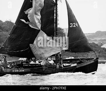 AJAXNETPHOTO. 1977. SOLENT, ANGLETERRE - ANCIENNE COURSE DE GAFFERS - CURLEW PERD SON BOWSCRIT ET SHRIE SON JIHAD LORS D'UNE RÉGATE DE SOLENT. PHOTO:JONATHAN EASTLAND/AJAX REF:MX340 222904 37 Banque D'Images