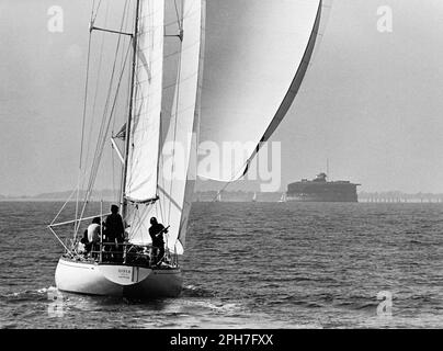 PHOTOS DE NOUVELLES AJAX. 1974. PORTSMOUTH, ANGLETERRE. - WHITBREAD AUTOUR DE LA COURSE MONDIALE - FIN - LE YACHT ITALIEN GUIA A SKIPPED PAR GIORGIO FALCK TÊTES POUR LA LIGNE D'ARRIVÉE HORS DE SOUTHSEA VOLANT KITE DE AUS YACHT GINKO. PHOTO : JONATHAN EASTLAND/AJAX REF:MX340 220605 103 Banque D'Images