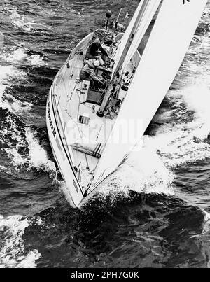 AJAXNETPHOTO. 1978. PLYMOUTH, ANGLETERRE. - TOUR DE GRANDE-BRETAGNE COURSE - LE TONNER NIKONOS III, CO-SKIPPED PAR PIPPA LONGLEY ET KATIE CLEMSON. PHOTO:JONATHAN EASTLAND/AJAX REF:MX340 222904 35 Banque D'Images