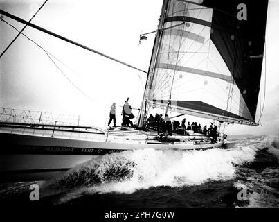 AJAXNETPHOTO.1986. SOLENT, ANGLETERRE. - WHITBREAD AUTOUR DE LA COURSE MONDIALE - FIN - UBS (CH) BROCHÉS PAR PIERRE FEHLMANN APPROCHE LA FIN À PORTSMOUTH. PHOTO:JONATHAN EASTLAND/AJAX REF:MX340 222904 1 Banque D'Images