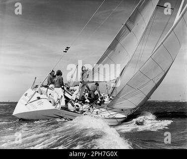 AJAXNETPHOTO. AOÛT 1977. SOLENT, ANGLETERRE. - CUPPER DE L'AMIRAL ASIATIQUE - ENTRÉE À HONG KONG AVANT-GARDE PENDANT LA COURSE CÔTIÈRE. PHOTO:JONATHAN EASTLAND/AJAX REF:MX340 222904 40 (VOIR LE MÊME YACHT DANS 1979 BROACH CLASSIQUE ET EFFACER - 906091 36 1 - CINQ IMAGES EN SÉRIE). Banque D'Images