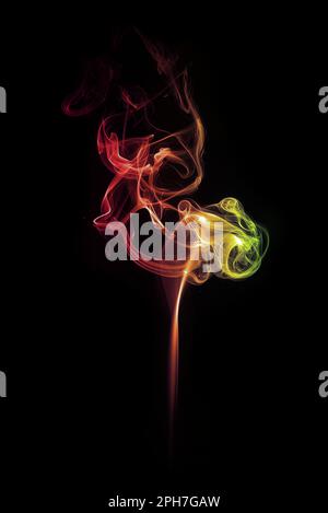tourbillon de fumée rouge et jaune isolé sur noir Banque D'Images