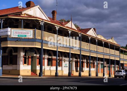 Bridgetown: Freemasons Hotel – typique pub australien traditionnel – peu avant le coucher du soleil à Bridgetown, dans le sud-ouest de l'Australie occidentale Banque D'Images