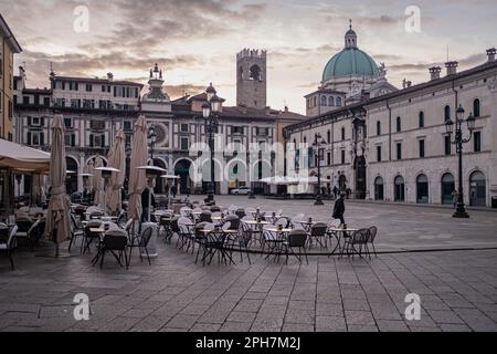 Une vue sur la Piazza della Loggia à Brescia (Italie) au premier feu le matin. Les arcades de la Renaissance et la tour avec l'horloge en arrière-plan. Banque D'Images