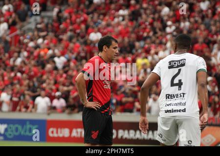 Curitiba, Parana, Brésil. 26th mars 2023. (SPO) Championnat de football Paranaense: Athletico PR vs Maringa. 26 mars 2023, Curitiba, Parana, Brésil: Match de football entre Atlhetico PR et Maringa valable pour la demi-finale, deuxième étape du Championnat de football Paranaense 2023, à l'Arena da Baixada le dimanche (24). Athletico a gagné 1-0 et classé avec 3-0 agrégat pour jouer contre Cascavel dans la finale. Credit: Edson de Souza/Thenews2 (Credit image: © Edson de Souza/TheNEWS2 via ZUMA Press Wire) USAGE ÉDITORIAL SEULEMENT! Non destiné À un usage commercial ! Banque D'Images