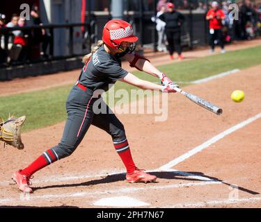 Columbus, Ohio, États-Unis. 26th mars 2023. Sam Hackenbracht (24), le receveur des Buckeyes de l'État de l'Ohio, prend contact avec les Wolverines du Michigan dans leur match à Columbus, dans l'Ohio. Brent Clark/CSM/Alamy Live News Banque D'Images