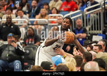 Orlando, Floride, États-Unis, 26 mars 2023, Brooklyn nets avance Dorian Finney-Smith #28 accidents alors qu'il tente de sauver le ballon pendant la première moitié à l'Amway Center. (Crédit photo : Marty Jean-Louis/Alay Live News Banque D'Images