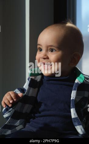 portrait d'un bébé garçon portant une chemise et souriant Banque D'Images