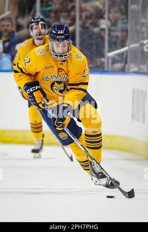 Bridgeport, Connecticut, États-Unis. 26th mars 2023. Quinnipiac Bobcats avance Skyler Brind'Amour (22) fait monter la glace pendant la finale régionale de Bridgeport de hockey sur glace DI NCAA contre les Buckees de l'État de l'Ohio à la Total Mortgage Arena de Bridgeport, Connecticut. Rusty Jones/Cal Sport Media/Alamy Live News Banque D'Images