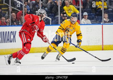 Bridgeport, Connecticut, États-Unis. 26th mars 2023. Quinnipiac Bobcats avance Desi Burgart (27) garde l'État de l'Ohio Buckeyes défenseur Mason Lohrei (6) pendant la finale régionale de Bridgeport de hockey sur glace DI NCAA à Total Mortgage Arena à Bridgeport, Connecticut. Rusty Jones/Cal Sport Media/Alamy Live News Banque D'Images