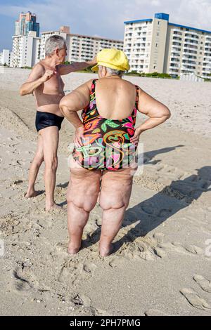 Miami Beach Floride, l'Europe de l'est juif immigré soleil, bains de soleil, sable, surf, soleil, surpoids obésité obésité gras lourd plunder pourri, visiteur Banque D'Images