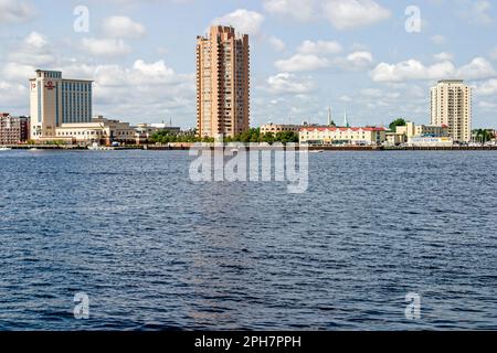 Portsmouth Virginie, histoire coloniale, eau de la rivière Elizabeth, horizon de la ville paysage urbain, centre-ville, centre-ville, bâtiments, architecture, architectural, urb Banque D'Images