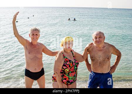 Miami Beach Floride, l'Europe de l'est juif immigrants Sunbather bains de soleil, surf de sable surpoids obésité obésité gras aînés senior homme hommes WO Banque D'Images