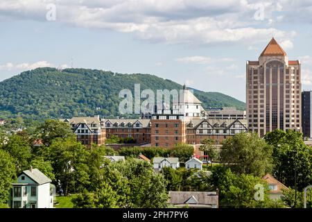 Virginia Appalachian Mountains Roanoke city skyline downtown center centre,buildings, Banque D'Images