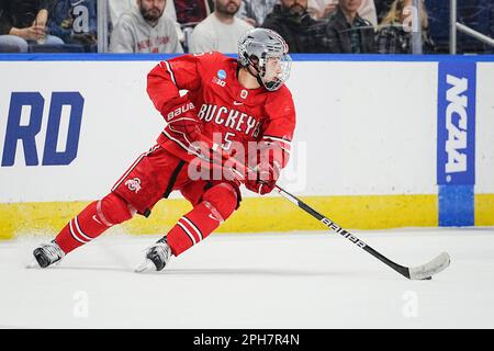 Bridgeport, Connecticut, États-Unis. 26th mars 2023. Le défenseur de l'Ohio State Buckees Tyler Duke (5) défie les Buckees de l'Ohio State lors de la finale régionale de hockey sur glace de la NCAA DI Men au Total Mortgage Arena de Bridgeport, Connecticut. Rusty Jones/Cal Sport Media/Alamy Live News Banque D'Images