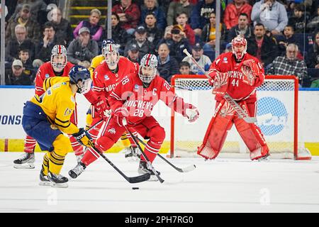 Bridgeport, Connecticut, États-Unis. 26th mars 2023. Ohio State Buckeyes Forward Jake Wise (28) défend le but de Quinnipiac Bobcats defenseman Jayden Lee (15) lors de la finale régionale de Bridgeport de hockey sur glace DI de NCAA à Total Mortgage Arena à Bridgeport, Connecticut. Rusty Jones/Cal Sport Media/Alamy Live News Banque D'Images