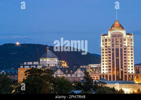 Virginia Appalachian Mountains Roanoke city skyline downtown,center centre buildings night,Mill Mountain,Roanoke Star, Banque D'Images